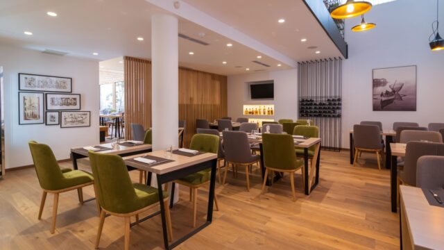 2Ribara Restaurant