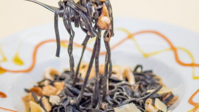 crni-rezanci-s-plodovima-1